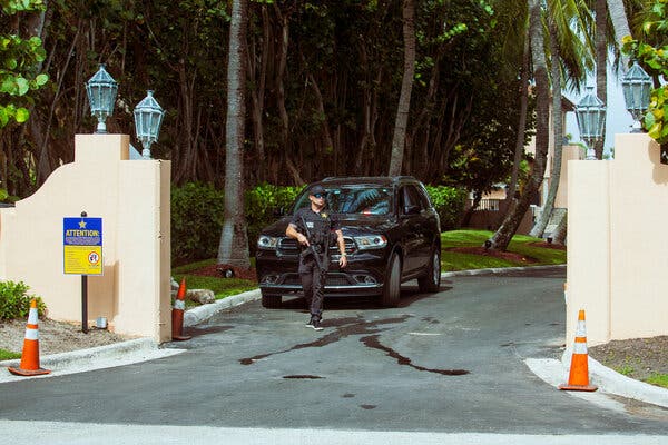 A federal law enforcement officer guarding an entrance to Mar-a-Lago in Palm Beach, Fla., earlier this month.