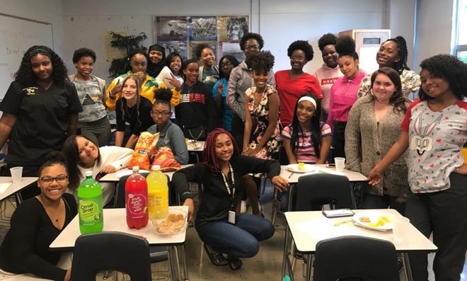Ariel Thompson, middle, leading one of her mentoring groups